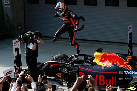 【決勝レポート】リカルドが大逆転勝利！同士打ちを演じたホンダ勢は惨敗／F1中国GP
