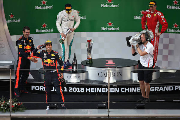【レース動画（日本語）】予想できないドラマ･･･フェラーリでもメルセデスでもないレッドブル優勝／F1第3戦中国GP決勝レース動画