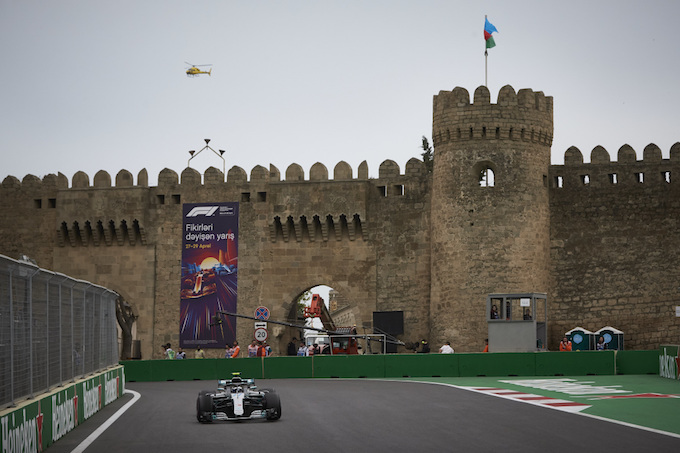 【F1レース速報】最後まで大波乱！トップのボッタス、まさかのパンクでリタイア！ペレスが3位／F1第4戦アゼルバイジャンGP