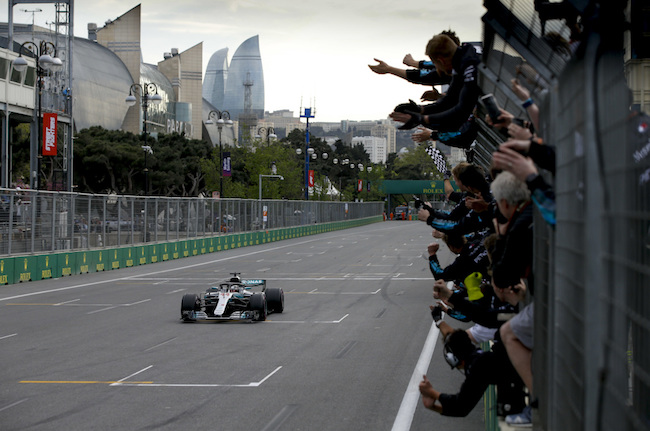 【動画：決勝レース】ハミルトンが“棚ぼた”で優勝。最後までドラマが起こったF1第4戦アゼルバイジャンGP