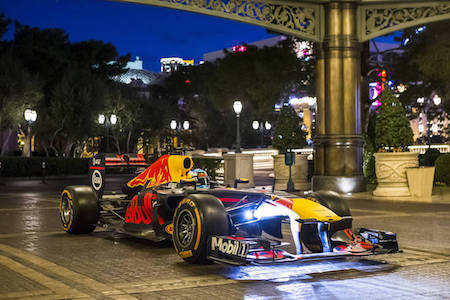 【動画】レッドブルのダニエル・リカルドがアメリカ各地をF1マシンで疾走！