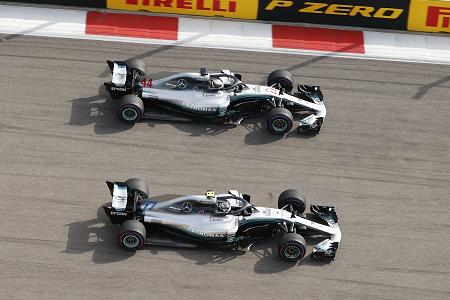 メルセデスがロシアで出したチームオーダーは「当然」だとエクレストン