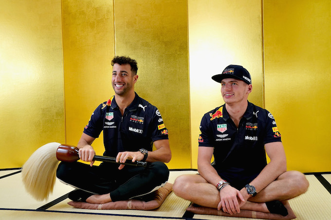 【画像17枚：F1日本GP】レッドブル、リカルドとフェルスタッペンが書道に挑戦！書いた文字は･･･