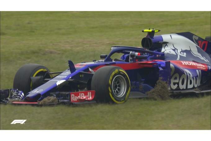 【FP1動画】ピエール・ガスリー、2コーナー出口でコースアウトして芝刈り機状態･･･／F1日本GP