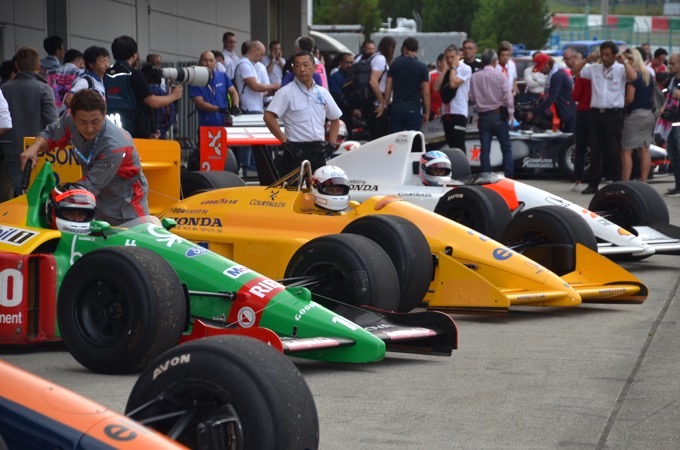 【F1日本GP】レジェンドF1集結！ハッキネン、アレジ、マッサ、中嶋、亜久里、琢磨、一貴らがV12、V10、V8エンジンF1カーをドライブ