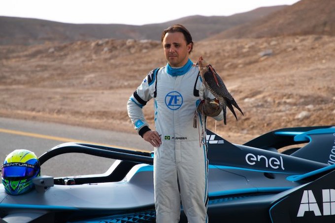 【動画】大迫力！フェリペ・マッサのフォーミュラE vs 鳥類最速“ペレグリン鷹”対決！