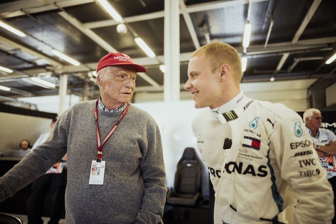 F1の生きる伝説ニキ・ラウダ、2月までに再び歩くことを目指す