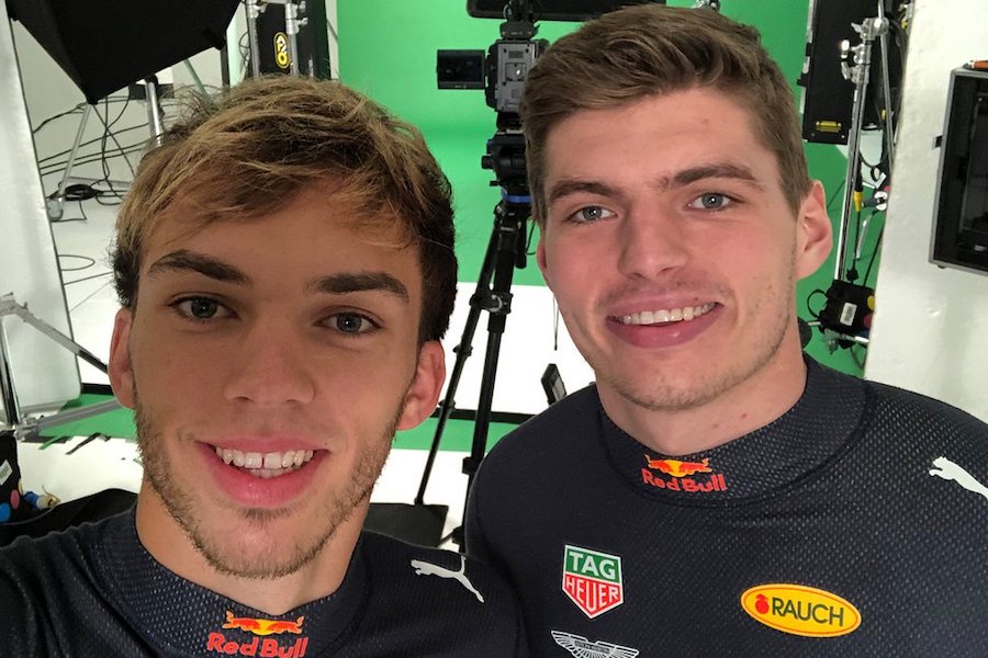 【画像：レッドブル・ホンダ】ガスリーとフェルスタッペン、ホンダロゴ入り新ウェアでスタジオ撮影