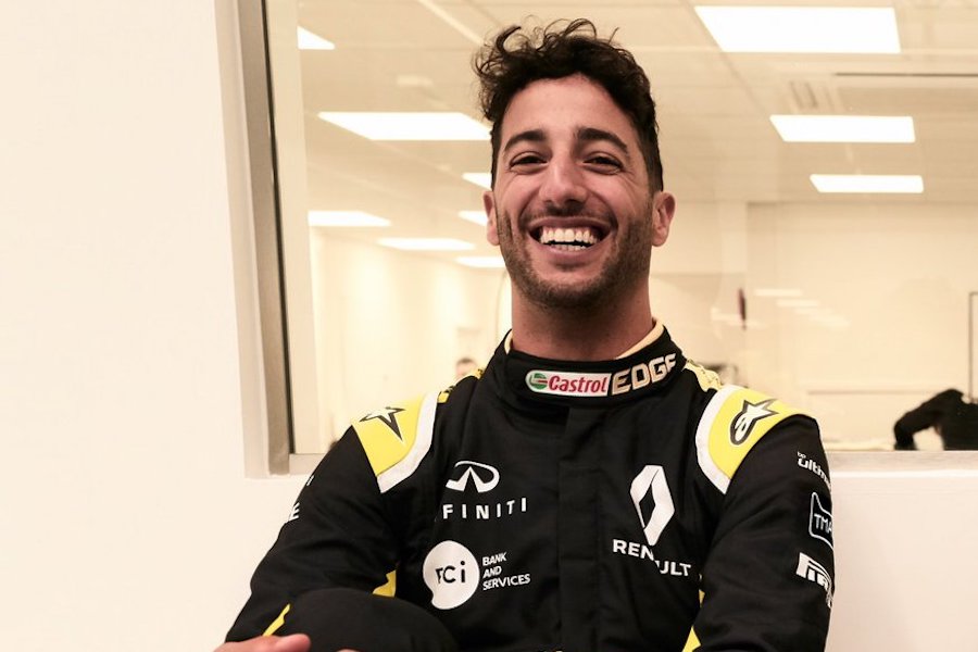 ダニエル・リカルド、ルノーF1のレーシングスーツ姿をカラー写真でお披露目