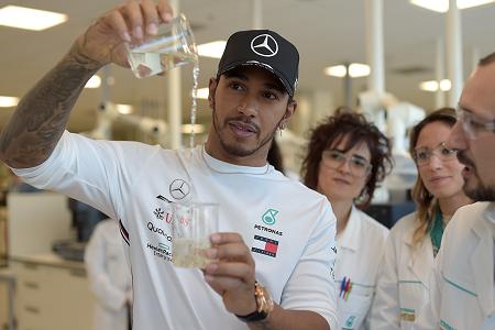 ルイス・ハミルトン「アロンソとは違って“3冠”に興味はない」