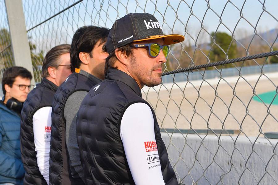 バルセロナに姿を見せたアロンソ、テスト参加の可能性は？