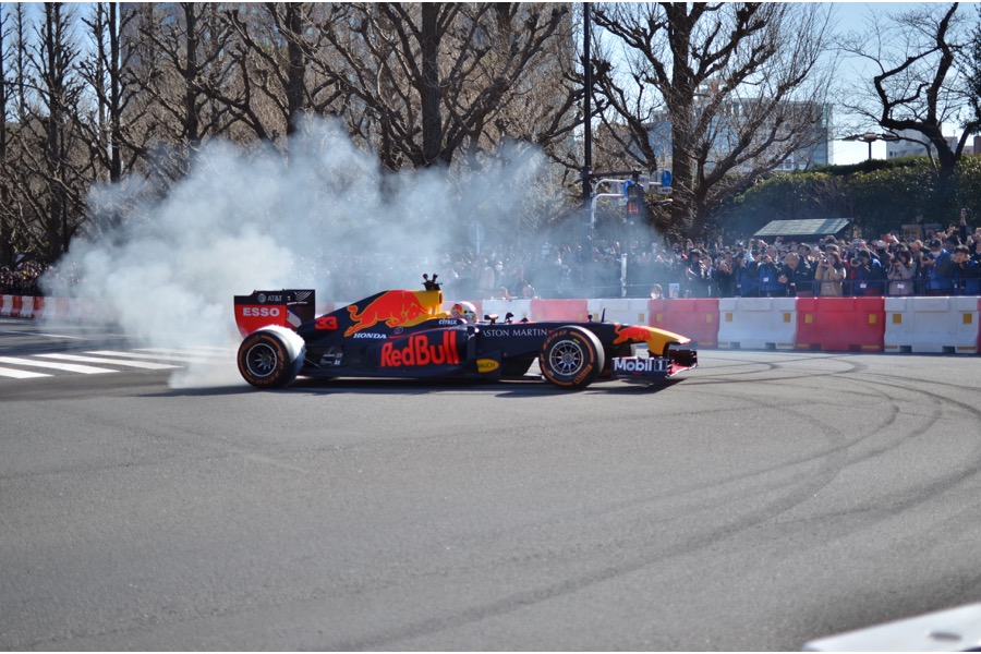 【動画：レッドブル】F1が東京・神宮外苑前のいちょう並木を封鎖して爆走！観客も大興奮！