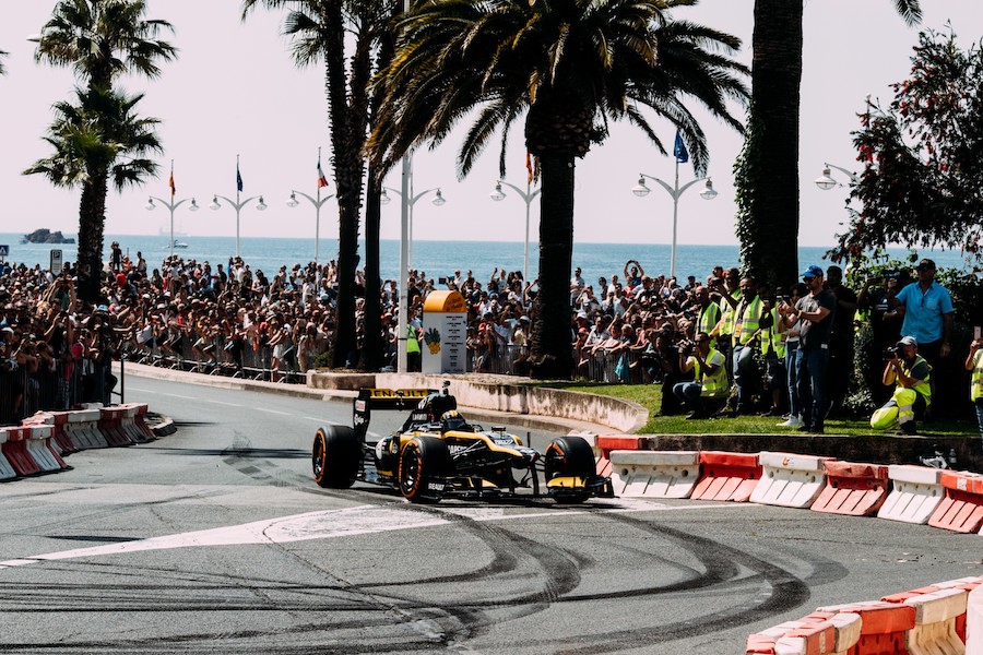 【F1走行】ルノーF1がディズニーランドなどフランス15都市を駆け巡る！