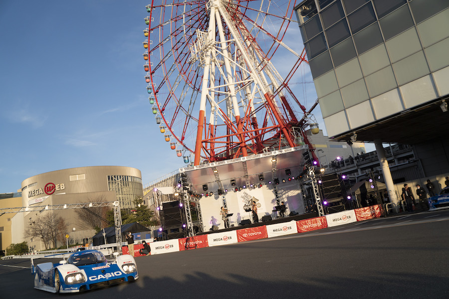 【トヨタ】Toshlが登場！お台場で音楽とレーシングカーの競演！