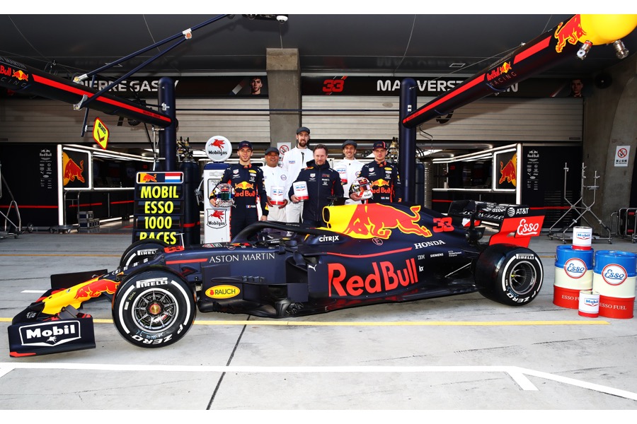 【画像：レッドブル・ホンダ】F1開催1000レース目を祝い、当時のエクソンモービルロゴに変更