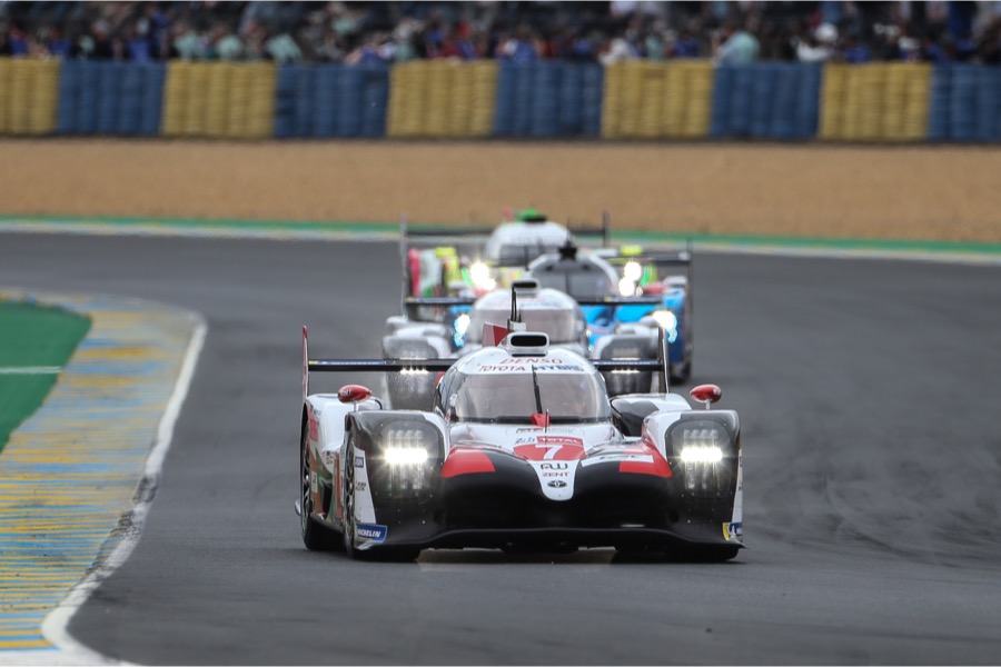 【クラッシュ動画：ル・マン24時間】6時間経過：雨の中クラッシュ多発　トヨタ7号車が1位、8号車の中嶋一貴は2位を走行中