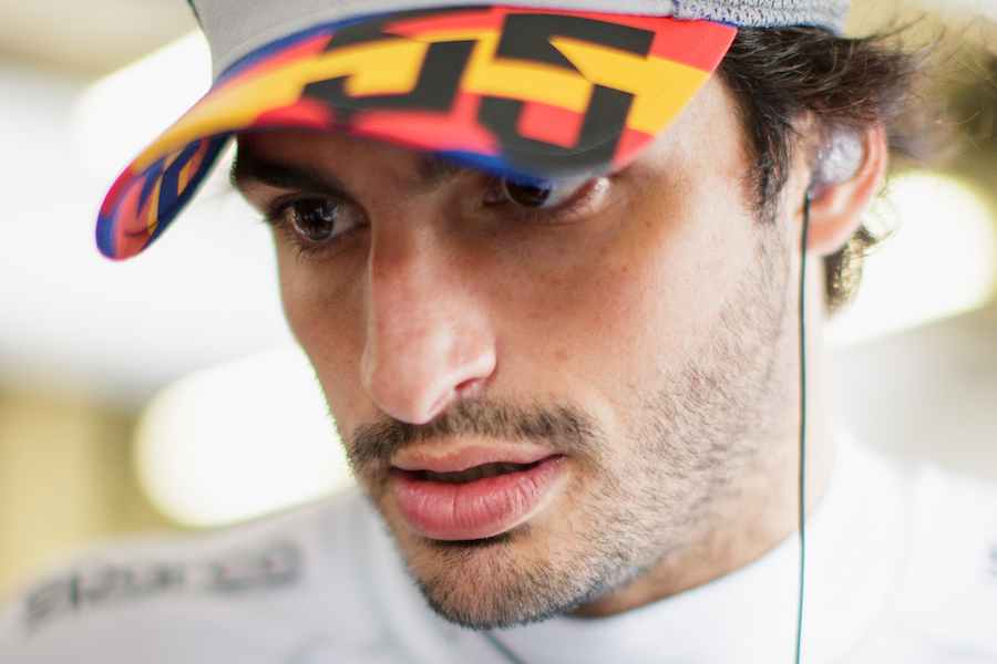 【動画】サインツ、TVインタビュー中に突然股間を殴られる･･･犯人は黄色いキャップ