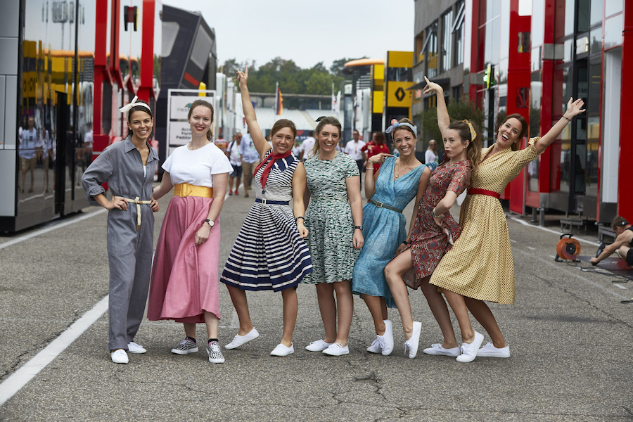 【画像】メルセデス、レトロな1950年代風ユニフォームをお披露目／F1ドイツGP