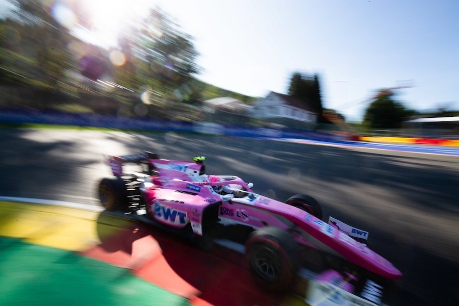 【FIA F2】マシンが真っ二つになる大クラッシュ発生！／ベルギーレース1