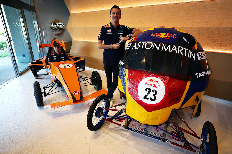 【動画：F1日本GP】フェルスタッペン＆アルボン画伯、忠実に再現された実物ボックスカートに感激