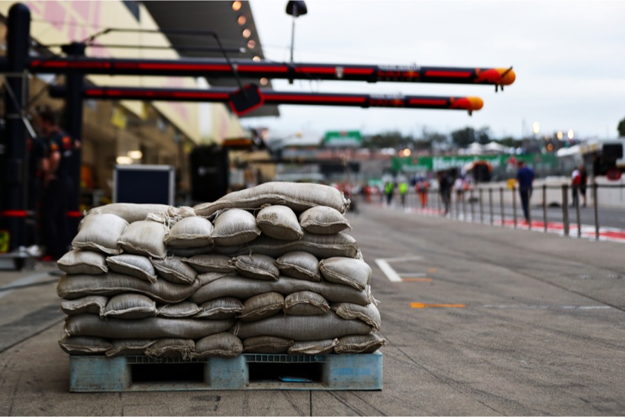 【F1日本GP】全チーム、台風ハギビス対策でガレージに土嚢を積み上げる