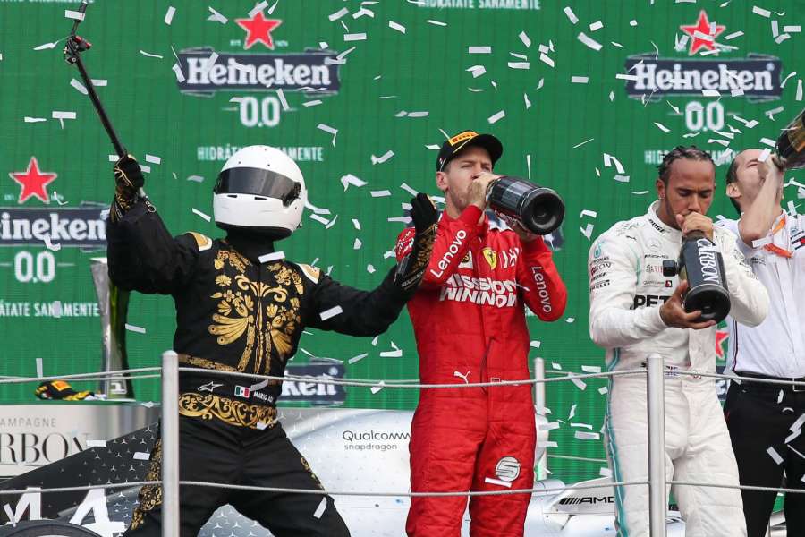 F1メキシコGP表彰台で“セルフィー男”を押しのけていたベッテル