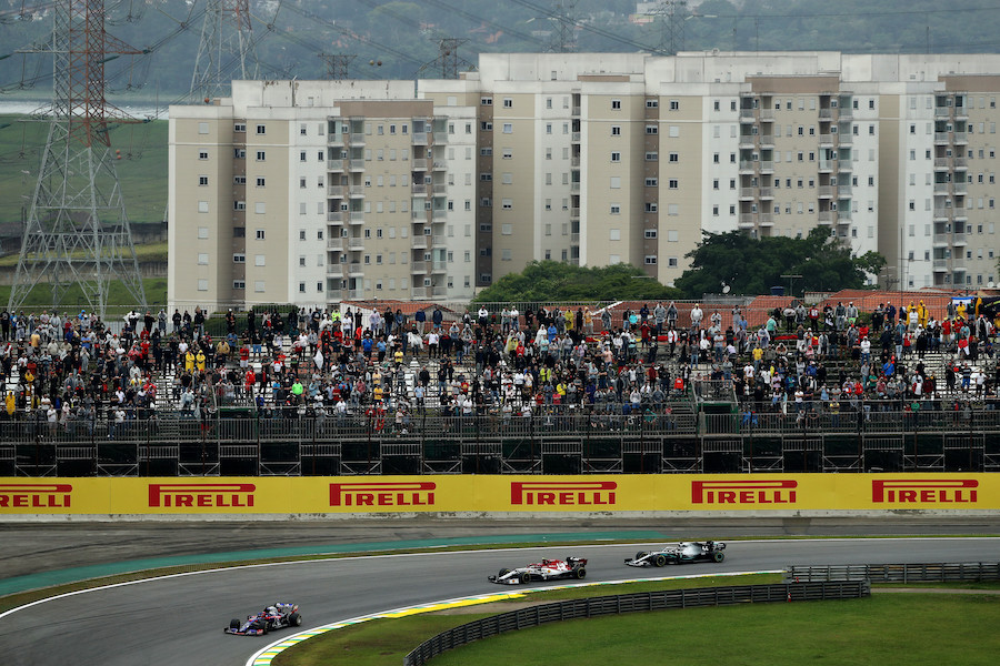 【FP2ハイライト動画】雨上がりでクラッシュ多発／F1ブラジルGPフリー走行2回目
