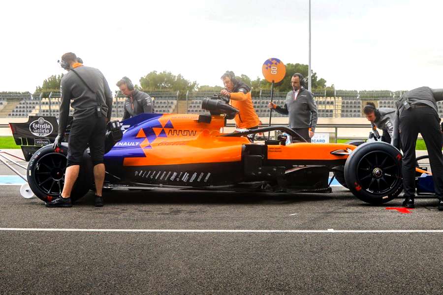 サインツ「18インチタイヤに変わってもF1のドライビングスタイルは変わらない」