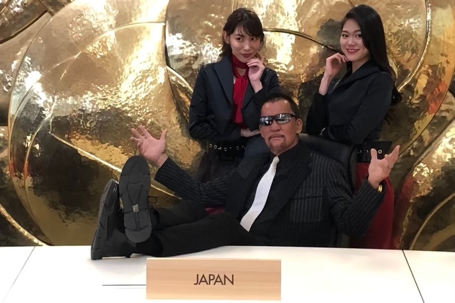 【画像：大阪モーターショー】9日開幕！特別サポーター蝶野、美女とG20議長席で写真撮影