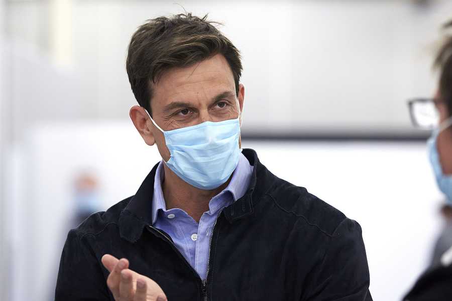 「どうしてエンジンから白煙があがるのかは分からない」とメルセデスのボス