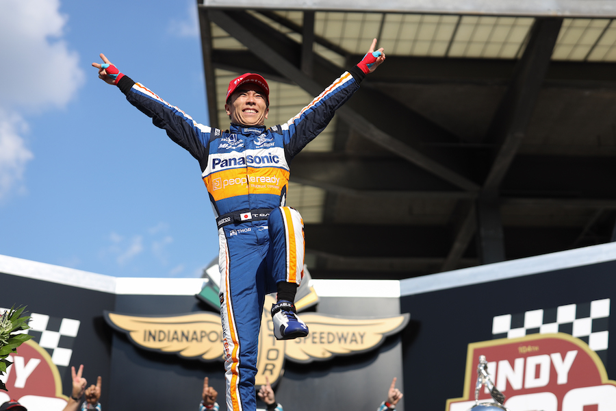 【インディ500優勝！】佐藤琢磨、表彰式でグリコポーズ！