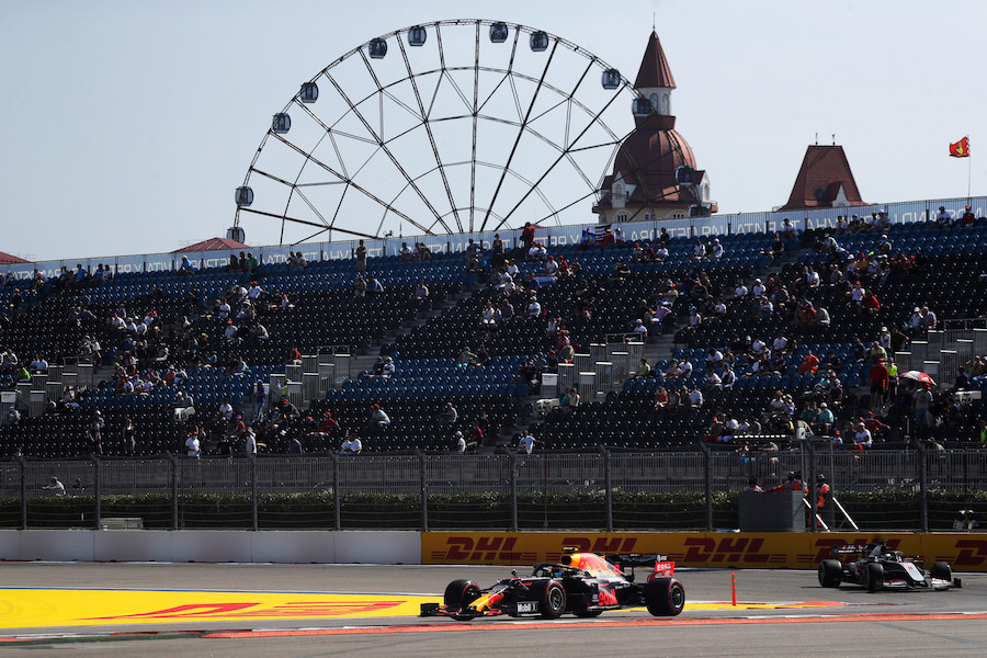 【FP1レポート】2回のクラッシュ発生！フェルスタッペン3番手、リカルドが2番手／F1ロシアGP