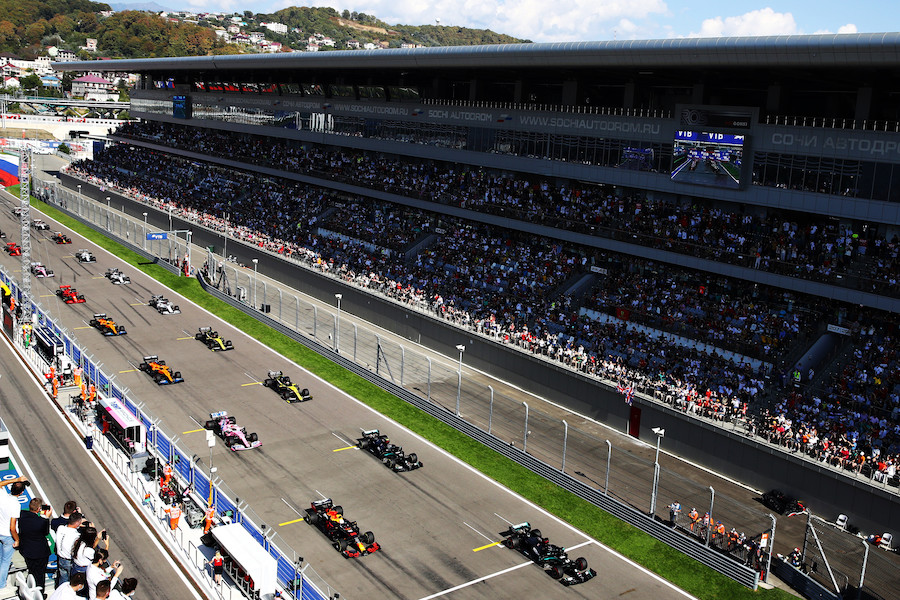 【画像：決勝レース速報】いきなり2台のマシンがクラッシュ！セーフティカー導入／F1ロシアGP