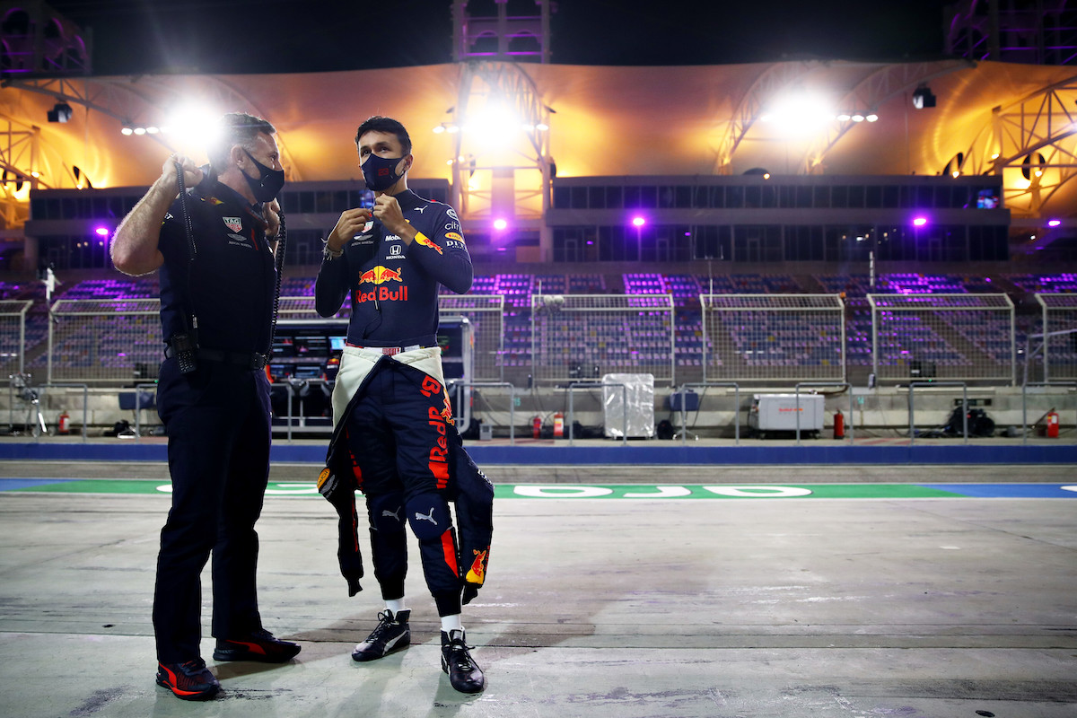 残り2戦、崖っぷちのアルボンの来季は「レッドブルのシートかベンチで1年過ごすかだ」とレッドブル首脳