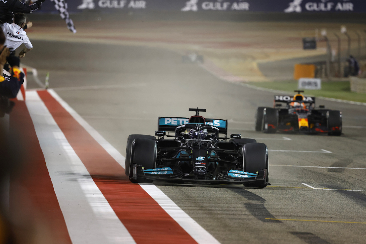 【メルセデス】ハミルトン「なんとかフェルスタッペンの攻撃を阻止できたけどレッドブル・ホンダに負けている」／F1開幕戦バーレーンGP