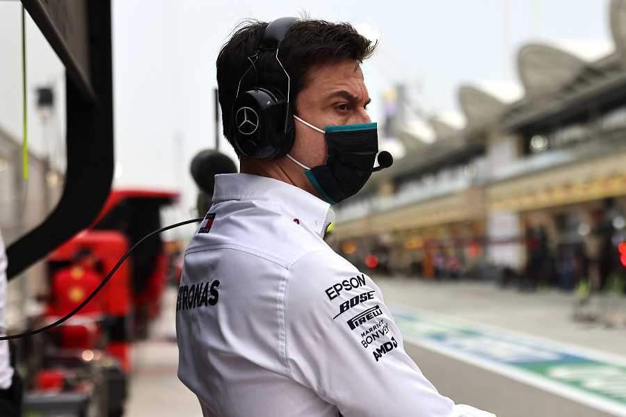 「レッドブルは引き抜いた人材をすぐには使えない」とメルセデスのボス