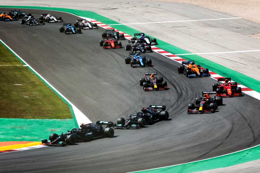 レッドブル首脳が指摘「アルピーヌとアルファロメオのリアウイングも曲がる」