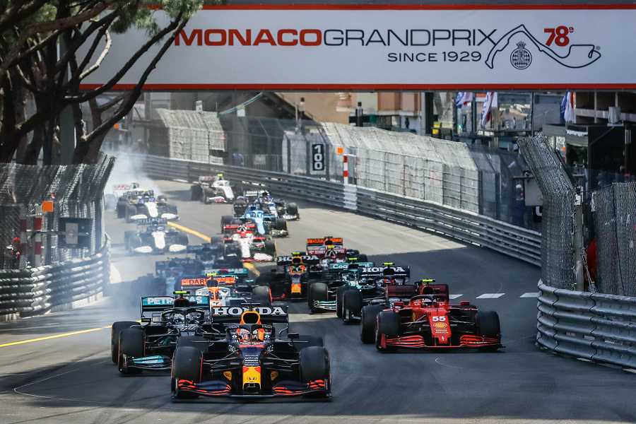 「メルセデスもプレッシャーがかかればミスをする」とレッドブル首脳