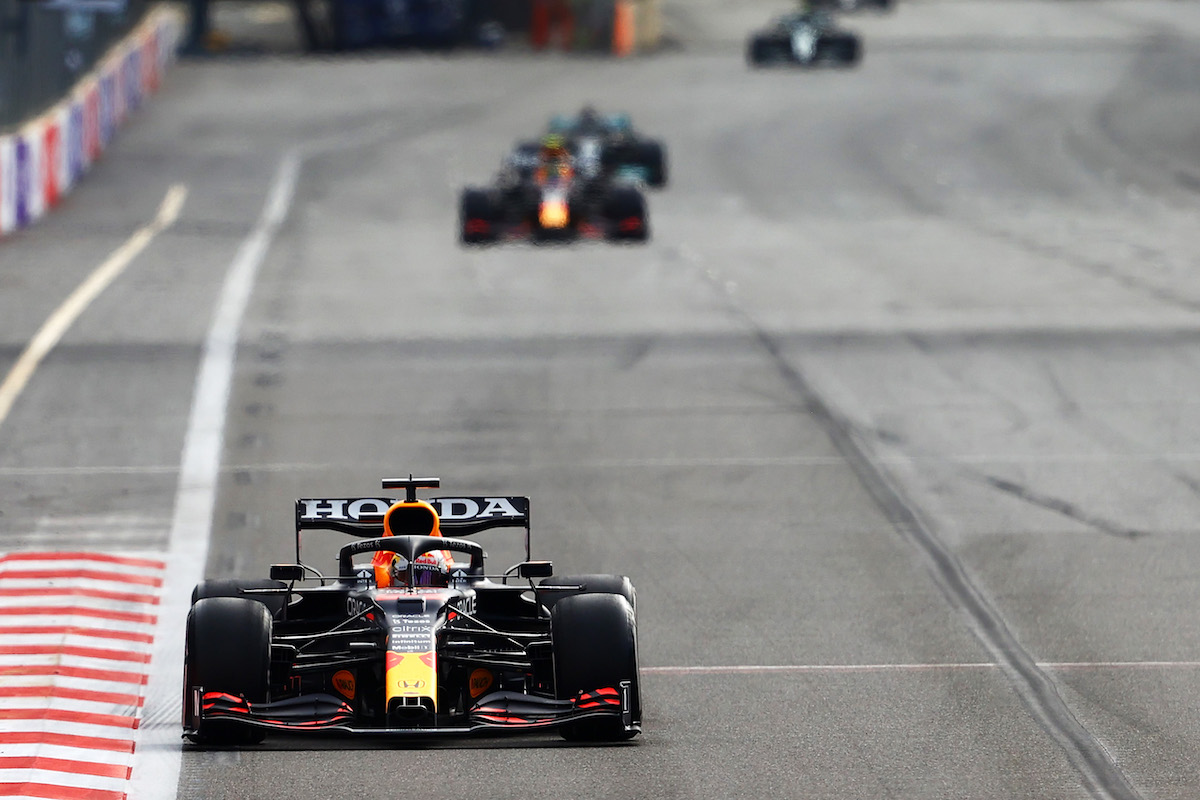 【決勝レース速報】レースは残り3周で再開　フェルスタッペンのクラッシュで赤旗中断／F1アゼルバイジャンGP