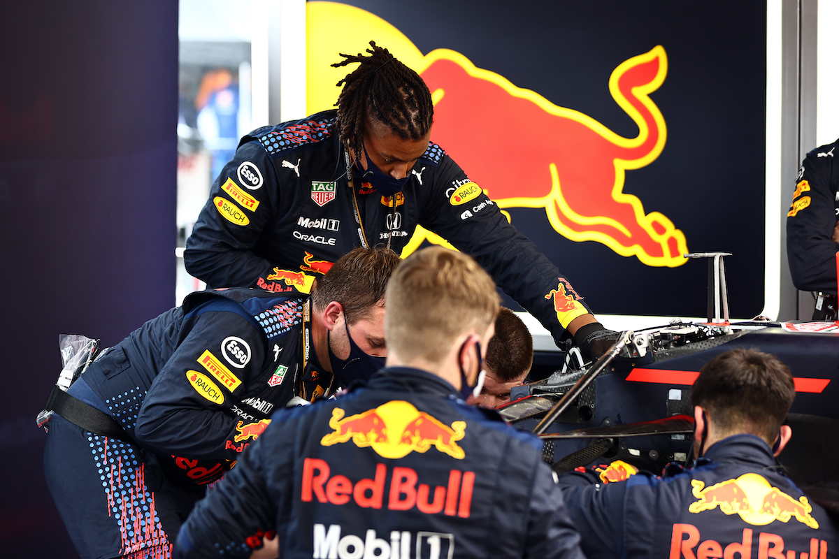 【決勝レース】リタイアのペレス、レース復帰が認められるも赤旗中断。レースは再開するのか？／F1ベルギーGP