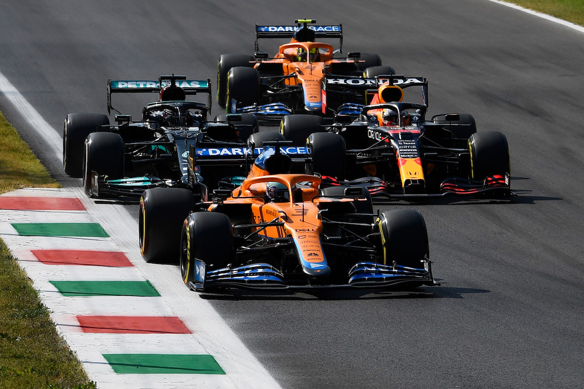 王者争いは熾烈に。ハミルトン、レッドブルは「毎週クルマを改善」と警戒。レッドブル首脳「メルセデスのエンジンはリミッターに当たっていた」