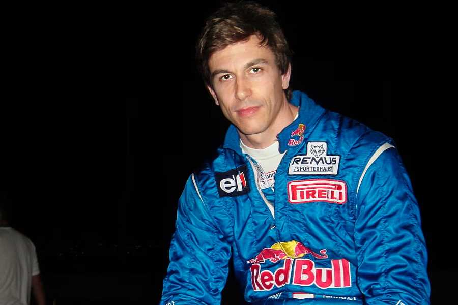 メルセデスのボスがレッドブルのウエアを着てもかまわないとヘルムート・マルコ