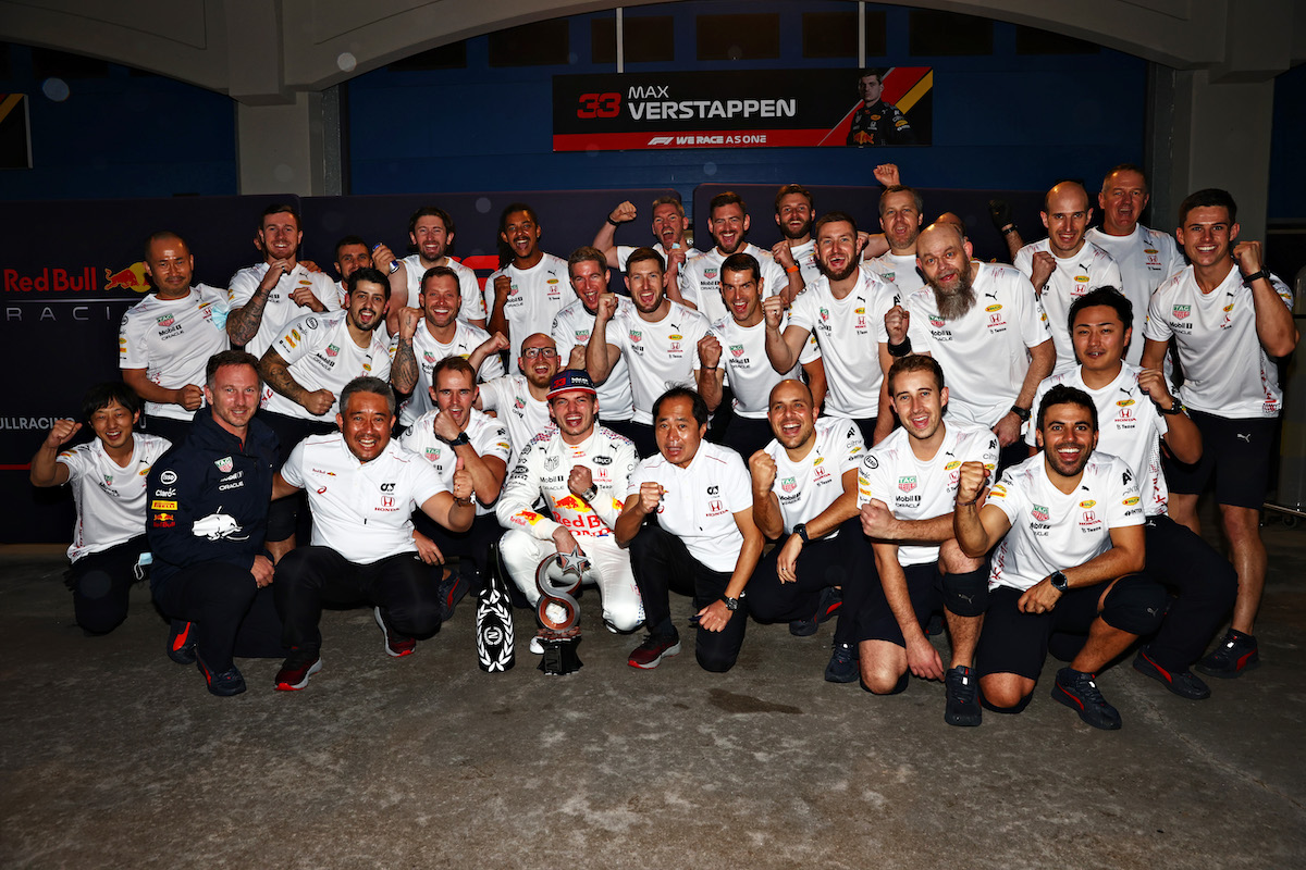 ホンダF1、日本GP用の特別カラーでダブル表彰台獲得、王者争いも首位へ。角田とペレスはハミルトンと激しいバトル