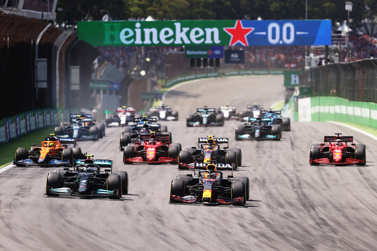 【F1サンパウロGP速報】逆境をはね除けハミルトンが優勝！フェルスタッペン2位、角田裕毅15位