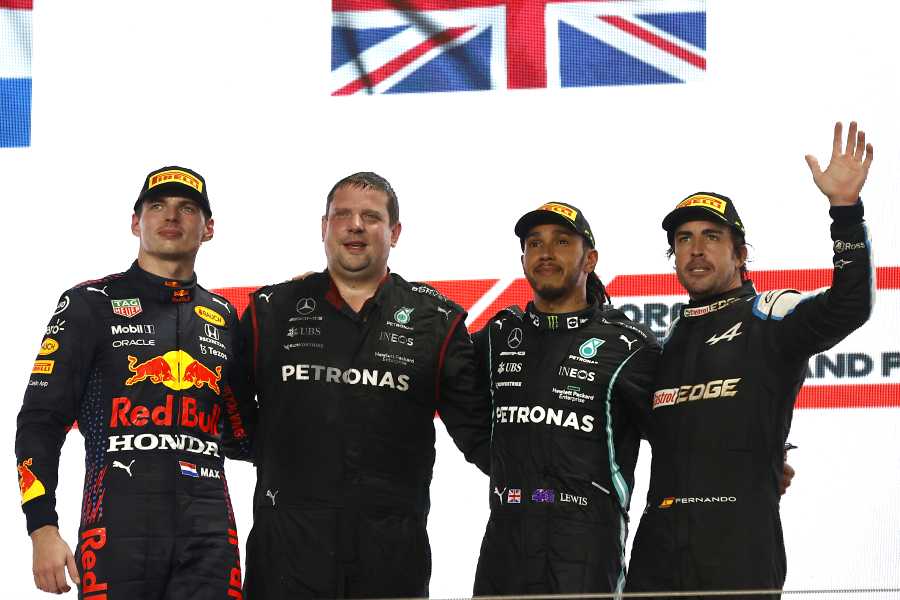 アロンソ「ハミルトンやフェルスタッペンと一緒にF1表彰台に立つのは妙な感じだった」