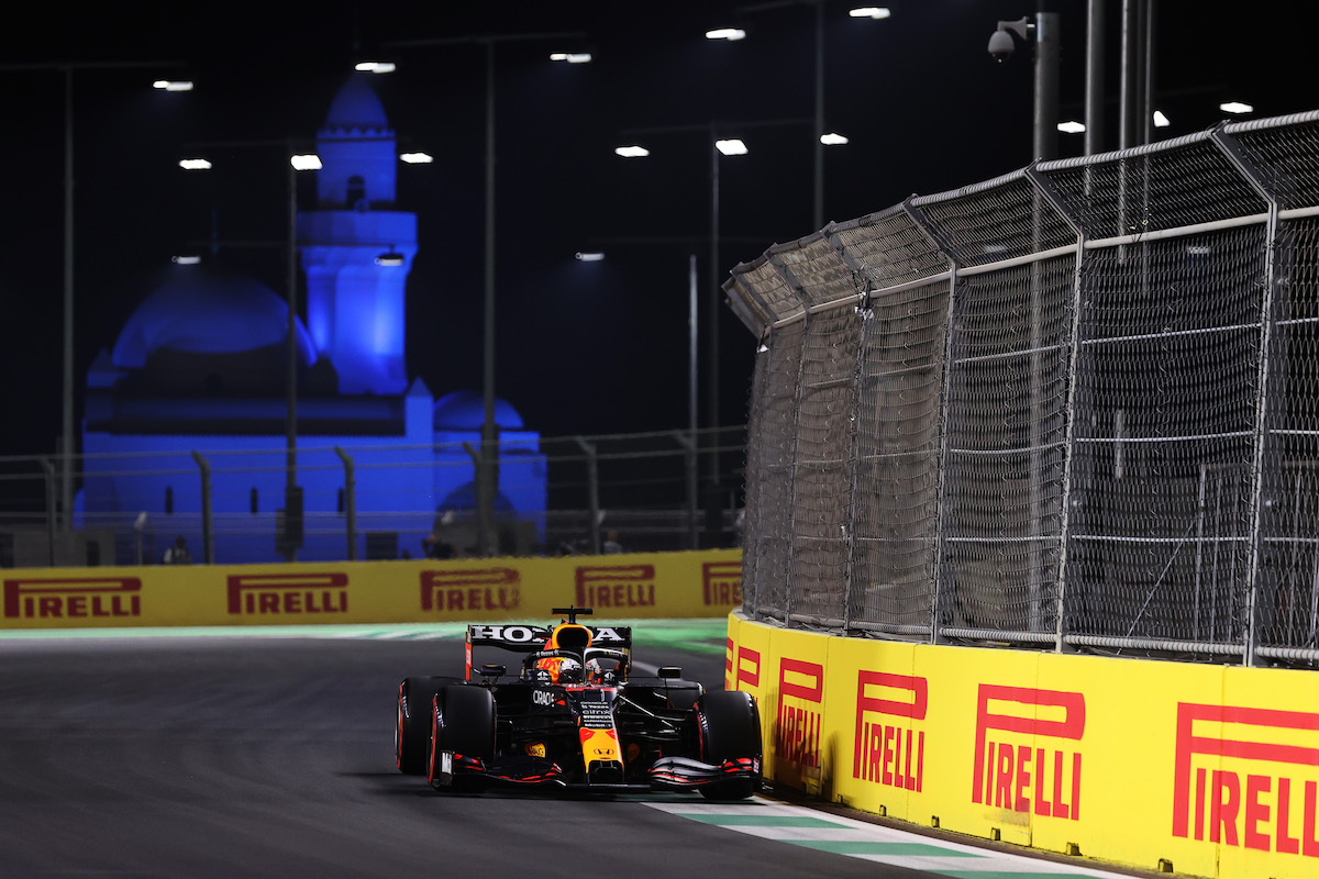 【予選順位：F1サウジアラビアGP】悔しがるフェルスタッペン、全体ベストで攻めまくるも最終ターンで壁にヒット！ハミルトンがポール獲得！