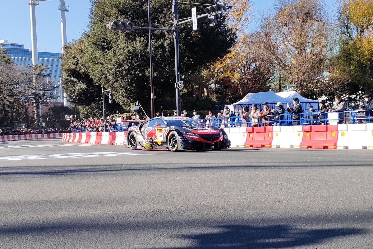 轟音！レッドブルのレーシングマシンが神宮外苑を駆け抜ける！F1世界王者レッドブル・ホンダやアルファタウリ・ホンダ展示も