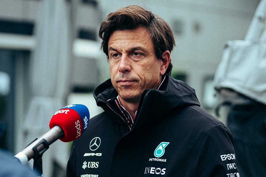 「F1レーススチュワードの判断には一貫性がない」と嘆くメルセデスのボス