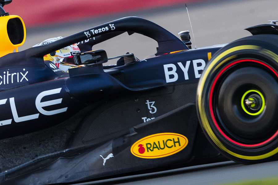 レッドブルF1マシンのサイドポンツーンに注目するメルセデス