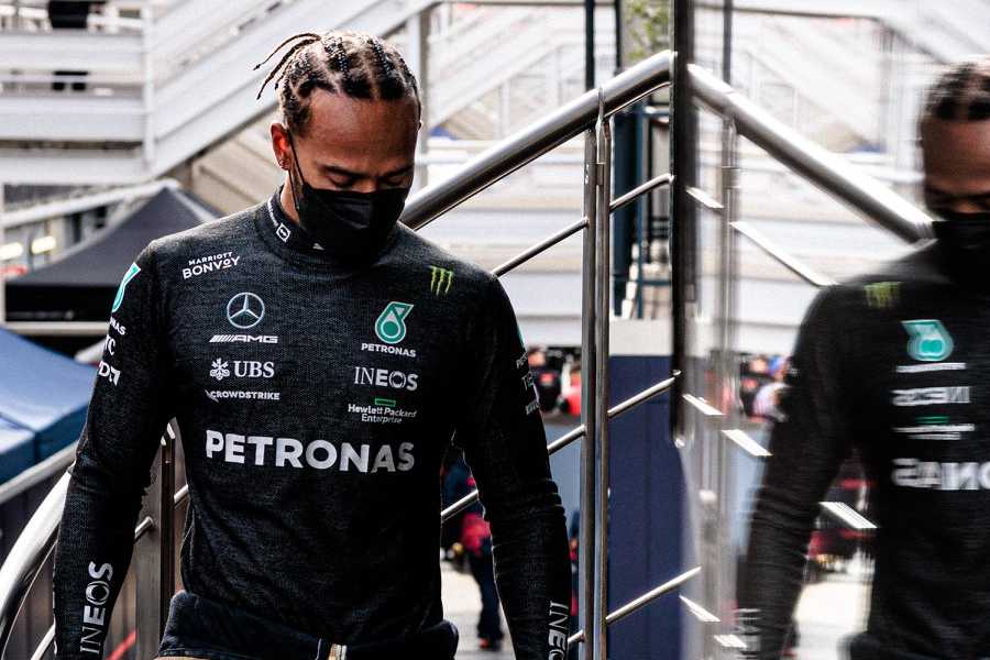 「ハミルトンはメルセデスF1マシンのハンドリングに大きな問題を抱えている」とピエール・ガスリー